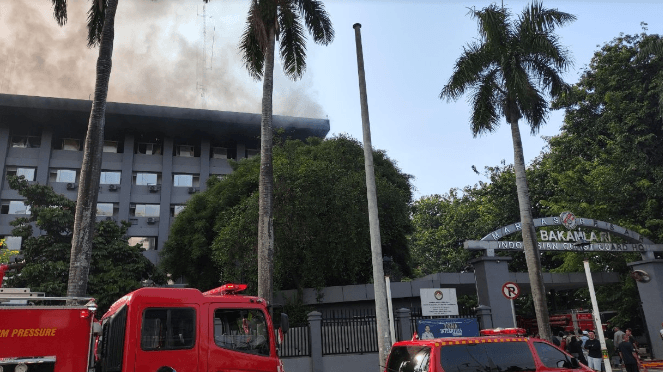 Kebakaran Hebat di Gedung Bakamla, Api Berkobar di Lantai Atas